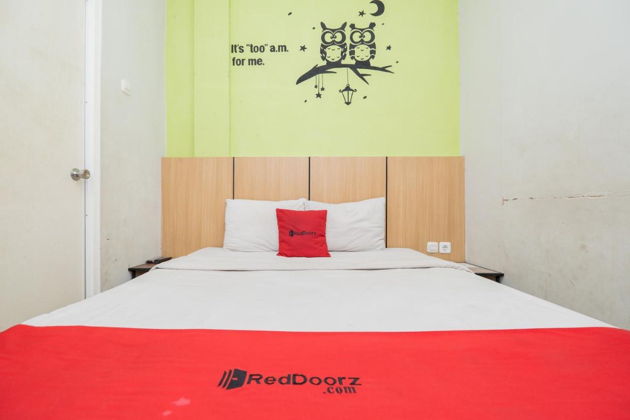 Hotel Reddoorz @ Darmo Surabaya Exterior foto