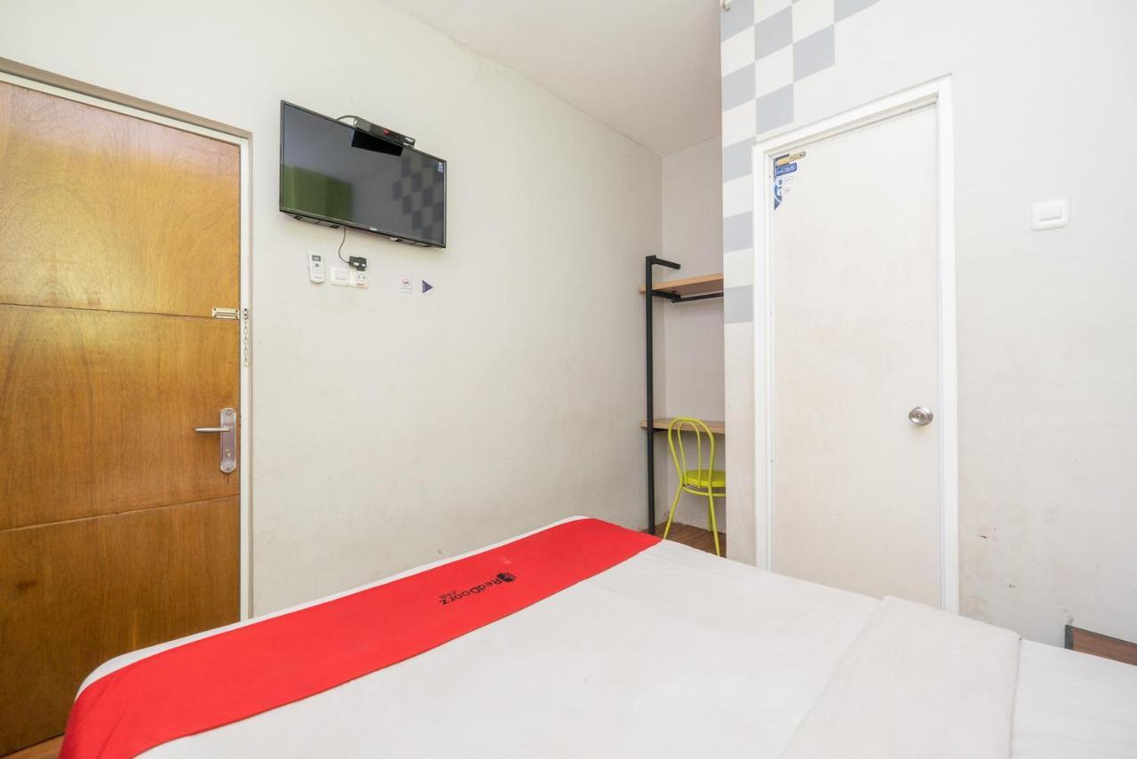 Hotel Reddoorz @ Darmo Surabaya Exterior foto