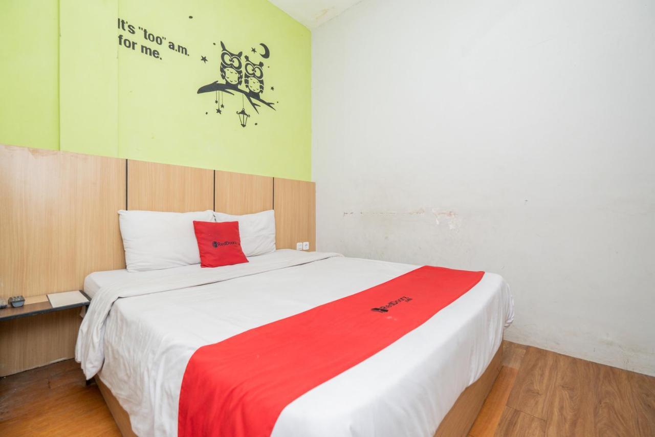 Hotel Reddoorz @ Darmo Surabaya Exterior foto