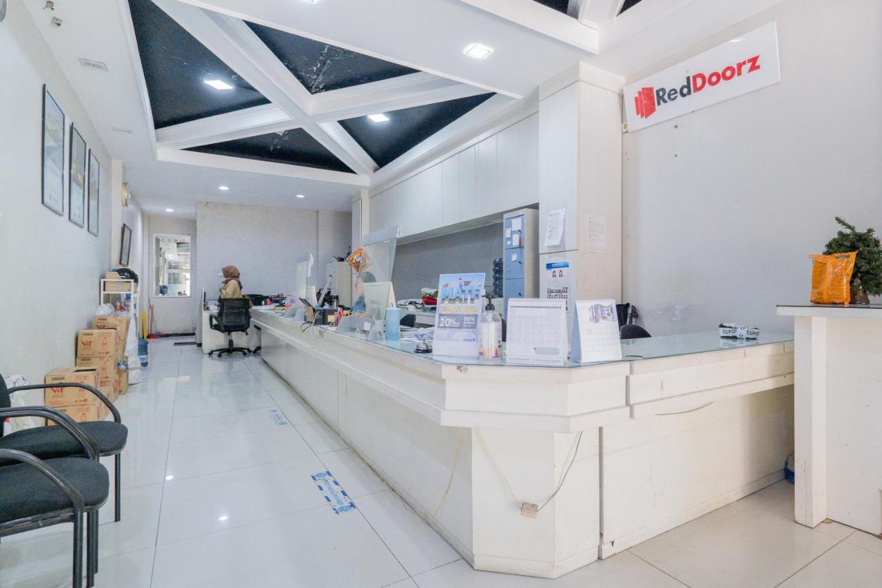 Hotel Reddoorz @ Darmo Surabaya Exterior foto